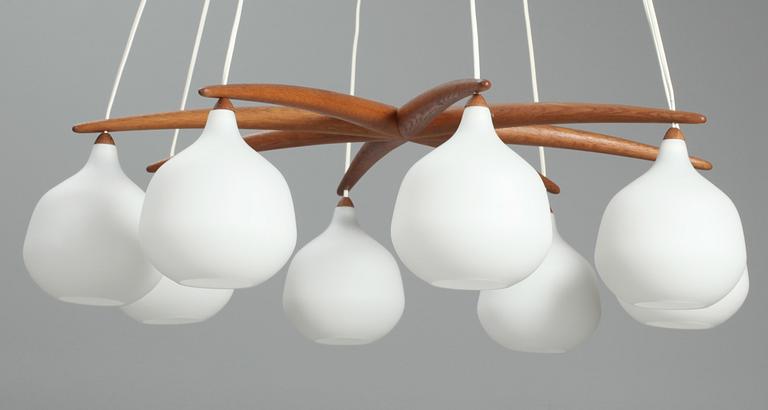 TAKLAMPA, 1950-tal. Teak och glas. H ca155.