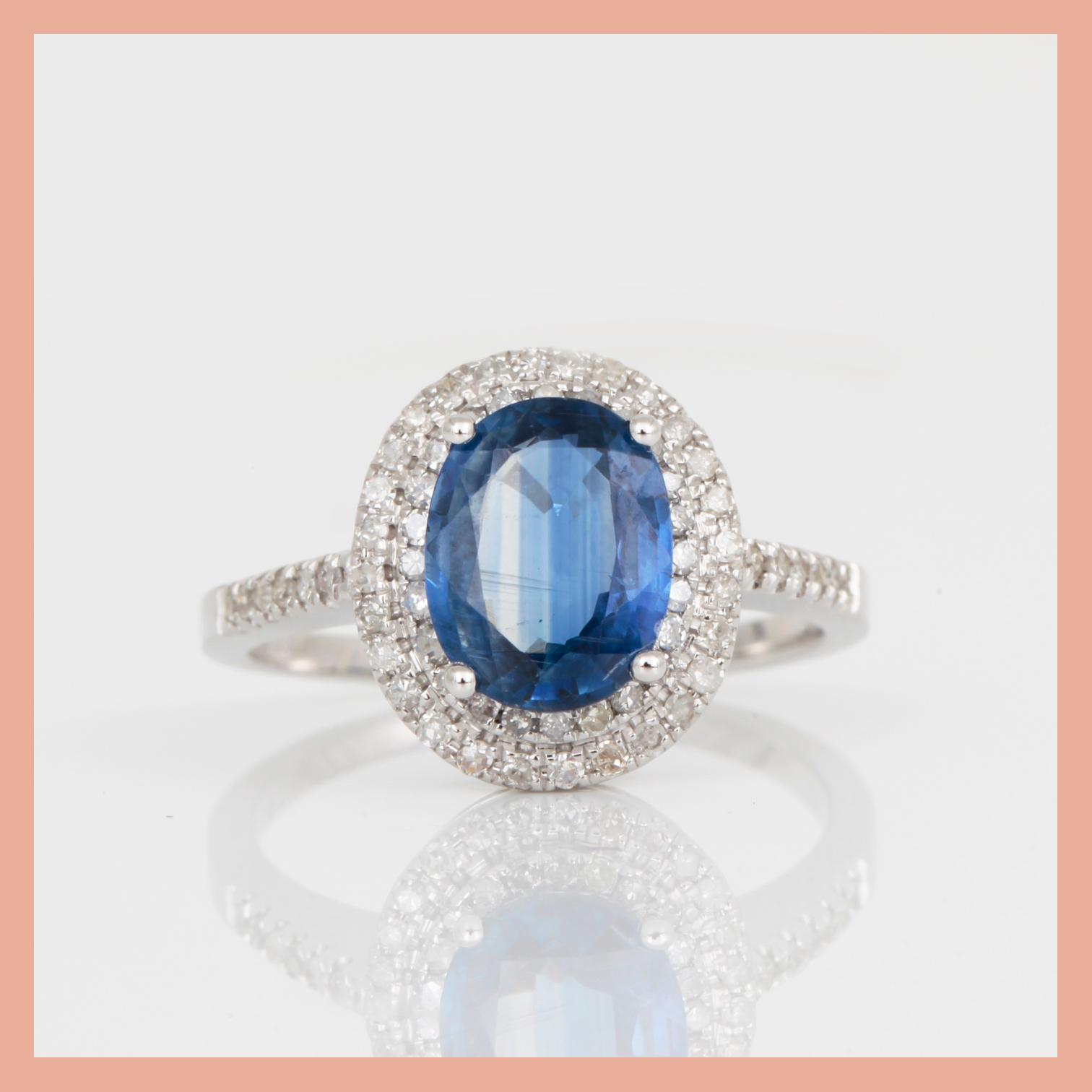RING, 14K vitguld med ovalslipad safir, ca 1,57 ct, och åttkantslipade diamanter. Total vikt ca 3,33 g.