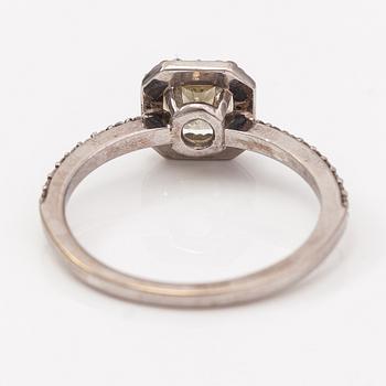 An 18K white god ring with diamonds ca. 0.87 ct in total. ITD, Espoo.