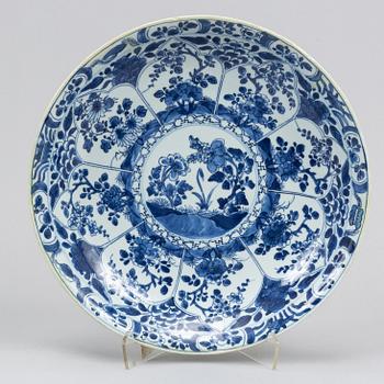 Fat, porslin. Qingdynastin, Kangxi (1662-1722).