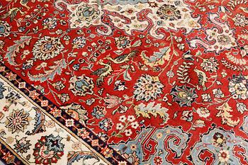 A Tabriz carpet, approx. 343 x 245 cm.