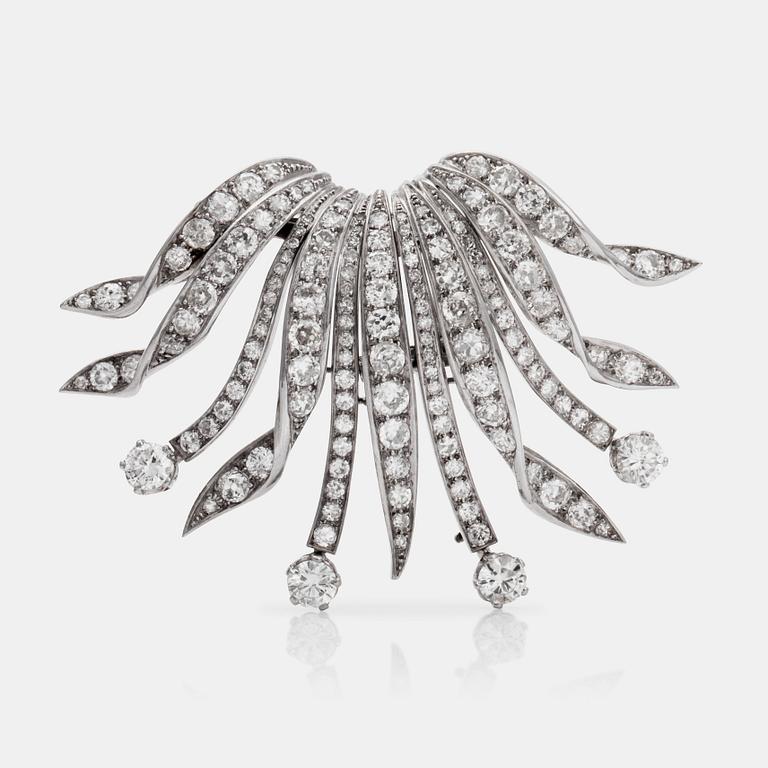 A brilliant- and old-cut diamond brooch/clip. Total carat weight of diamonds circa 9.50 cts.