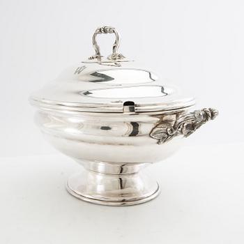 Tureen with lid Louis XV style England silver plate early 20th century.