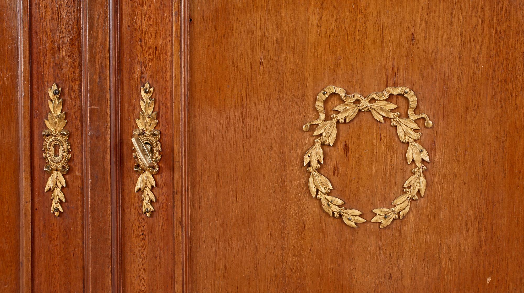 SKÅP, empirestil, 1900-talets början.