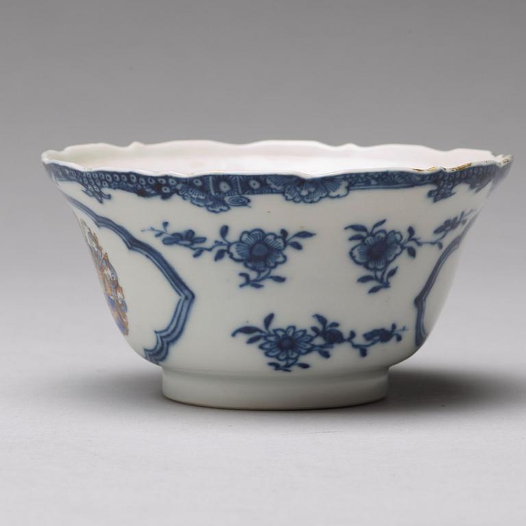 TALLRIK samt KOPP med FAT, vapenporslin. Qingdynastin, Qianlong (1736-95).