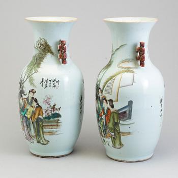 A pair of Chinese porcelain urns from around year 1900.