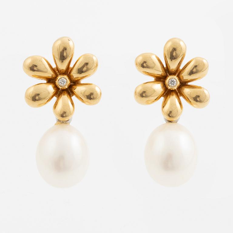 Ole Lynggaard, a pair of earrings in 18K gold set with round brilliant-cut diamonds.