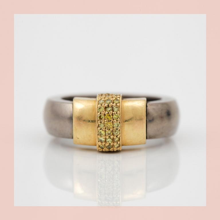 RING, Gaudy, med gula briljantslipade diamanter totalt cirka 0.20 ct.