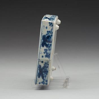 A blue and white tray, Ming dynasty (1368-1644).