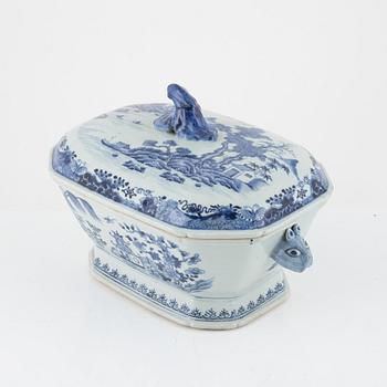 A blue and white tureen with cover, Qing dynasty, 18th Century.