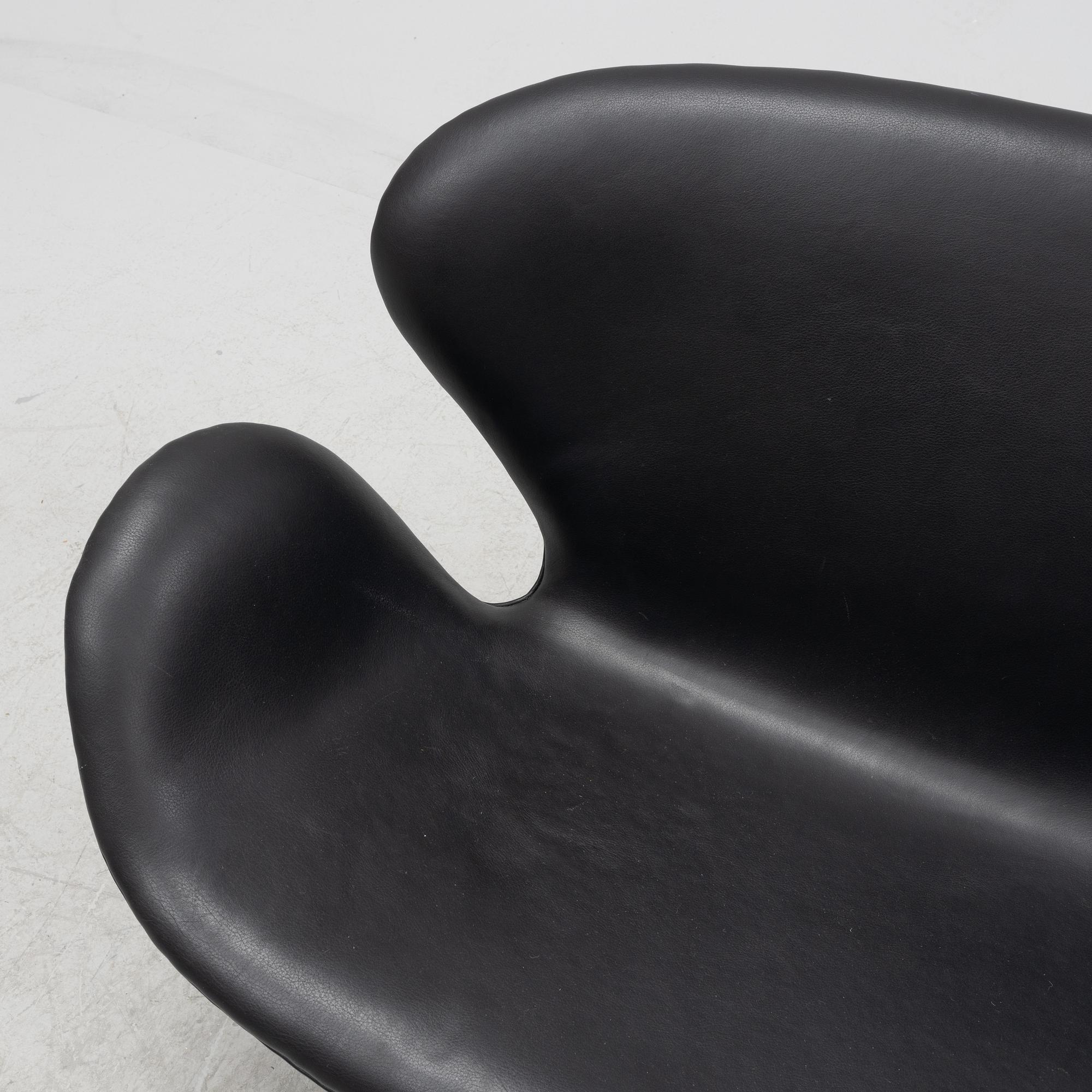 Arne Jacobsen, soffa, "Svanen" Fritz Hansen, Danmark, sent 1900-tal.