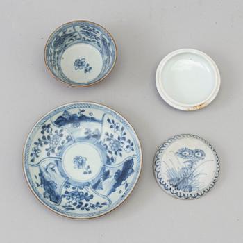 A blue and white box with cover and a tea cup with stand, Qing dynasty, 18th Century.