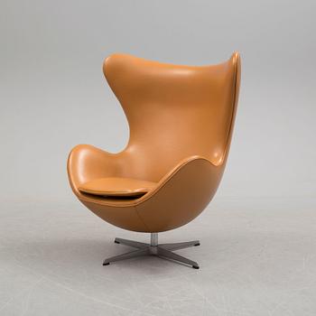 A lounge chair by Arne Jacobsen for Fritz Hansen, model "Ägget", 2001.