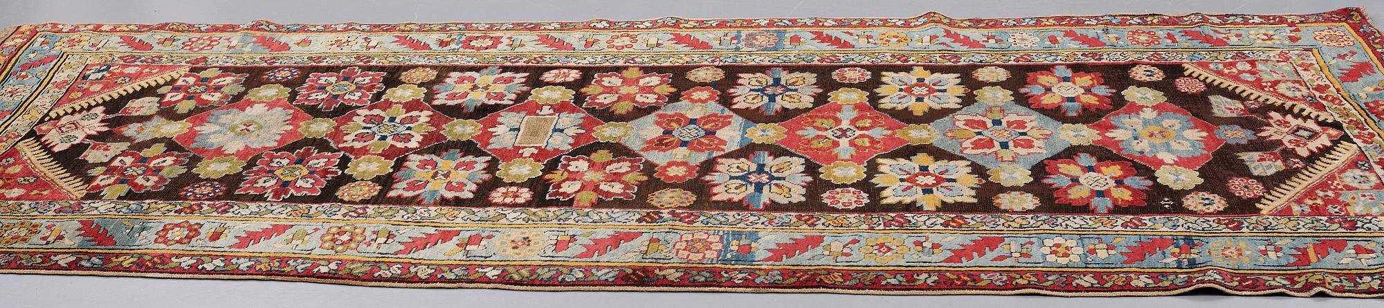 MATTA, antik Karabagh kelly, omkring 1870-1890, ca 330 x 157 cm (samt en kortsida med 1-3 cm slätväv).