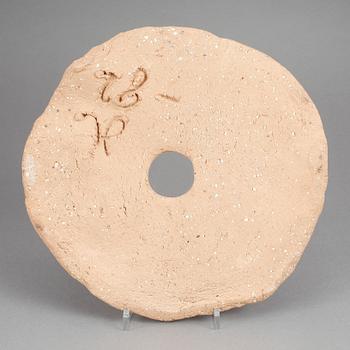 HERTHA HILLFON, keramik, "Knäckebröd", sign och daterad -82.