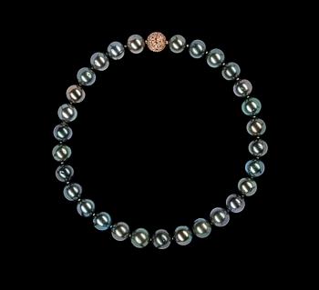 998. A cultured Tahiti pearl necklace, 14,2-13,2 mm.