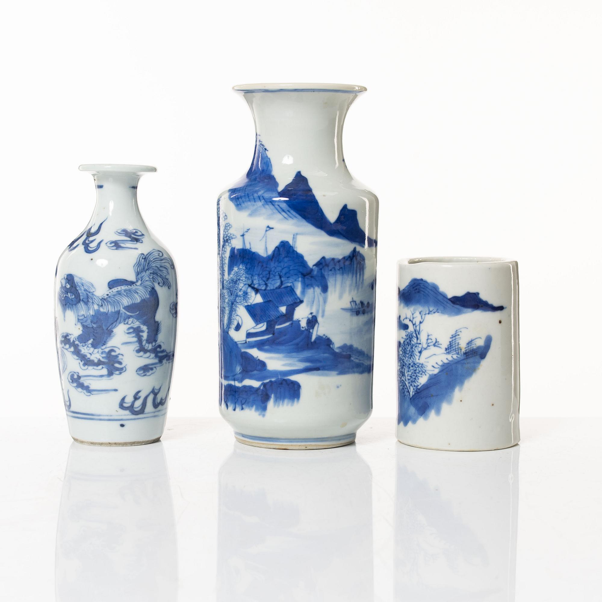 A group of three Chinese blue and white porcelain vases, 19th/20th century.