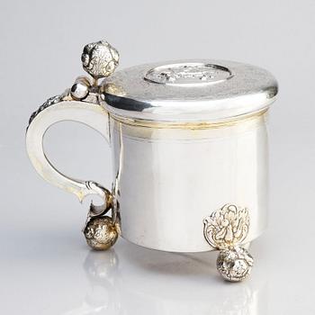 Dryckeskanna, delvis förgyllt silver, sannolikt av Jacob Fleischmann (verksam i Arensburg 1675-1698, Estland). Barock.