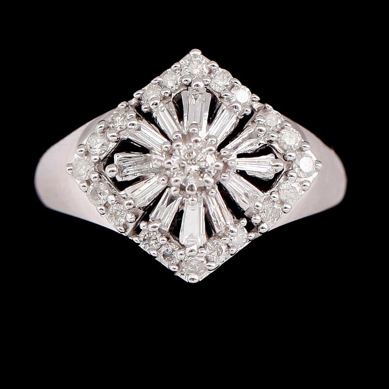 RING, 10 k vitguld, briljant- och baguettslipade diamanter tot 0.65 ct.