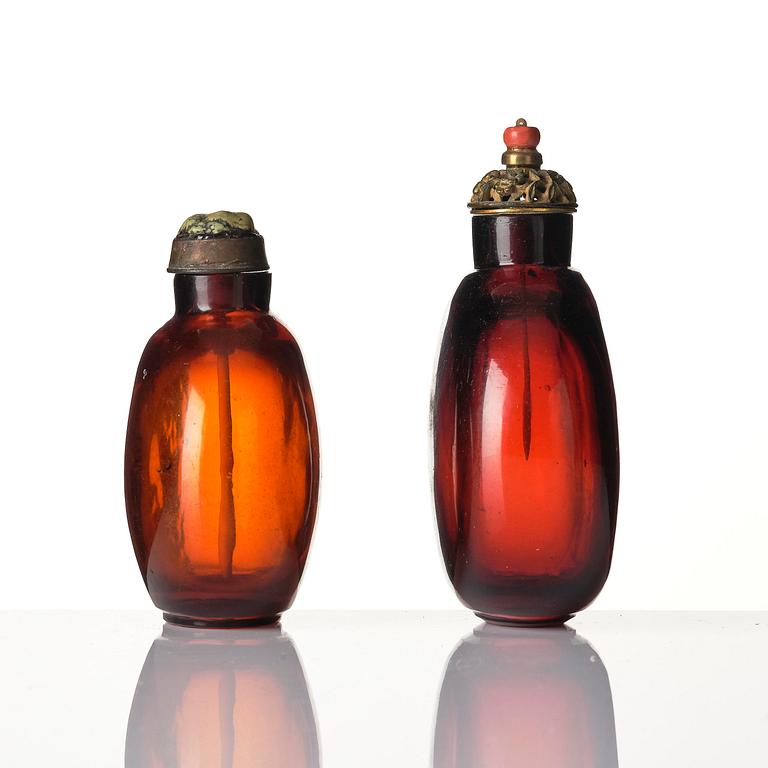 A set of two large glass snuff bottles, late Qing dynasty, circa 1900.