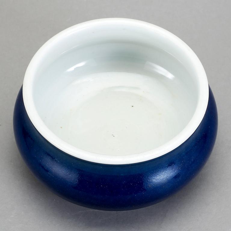 RÖKELSEKAR, porslin, Qingdynastin 1800-tal.