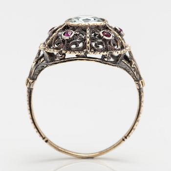 RING, 14K och 18K guld, silver, akvamarong, rubiner och glasstenar.