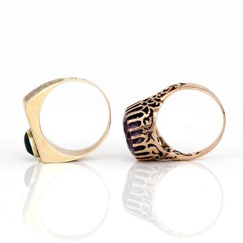 RINGAR, 2 st, 14 k guld med syntetiskt färgförändring safir, ca 7,05 ct och grön sten. Total vikt ca 9,10 g.