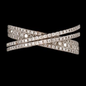 RING, 18k vitguld med små briljantslipade diamanter, totalt 1.0 ct, 2000-tal. Vikt 7 g.