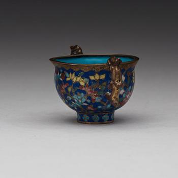 A cloisonné wine cup with handles, Qing dynasty, 19th Century.