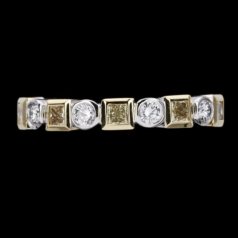 RING, fancy yellow and white brilliant cut diamonds, tot. app. 0.50 cts.