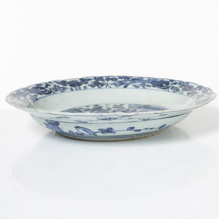 A Chinese blue and white porcelain dish, Ming dynasty, Wanli (1572-1620).