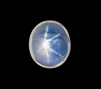 RING, cabochon cut blue star sapphire, 33.62 cts acc. to cert. GRS, and brilliant cut diamonds, tot. 0.37 cts.