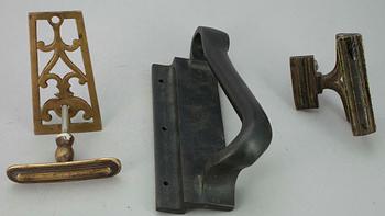 DÖRRHANDTAG, 3 st, brons, bl.a. Alvar Aalto.