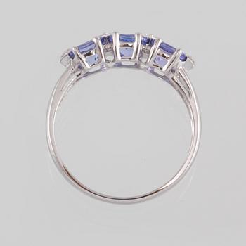 RING, 14K vitguld med 4 briljantslipade diamanter samt 6 fasettslipade tanzaniter. Vikt 2,4 gram.