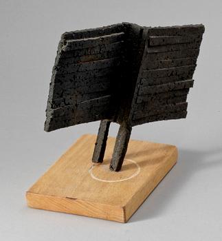 SVEN HOLMSTRÖM, skulptur, järn. Monogramsign och dat -83 på träsockeln.