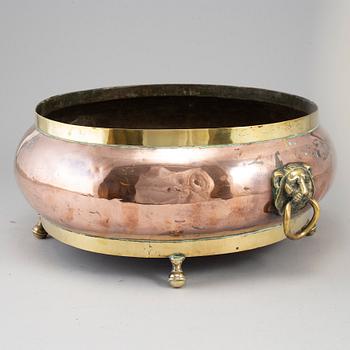 A copper and brass wine cooler, 19th century.