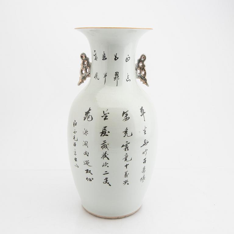 A Chinese 20th century porcelain vase.