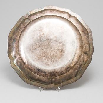 Two silver serving dishes, one marked GAB, Stockholm, Sweden 1944. Total weight 1620 g.