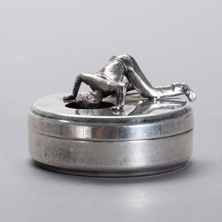 MANSCHETTKNAPPSASK, vitmetall, Widerholm & Dahlberg, 1900-talets andra hälft.