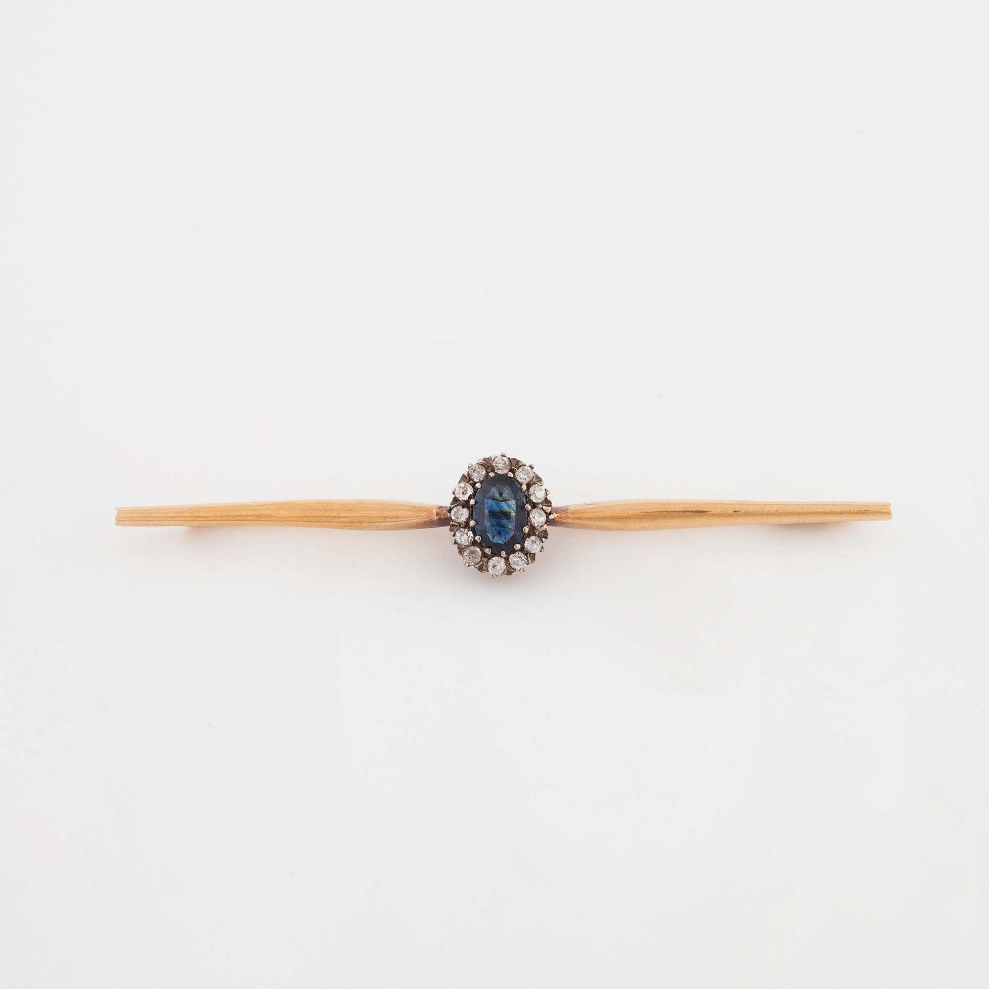 BROSCH, med ovalslipad safir och gammalslipade diamanter, Wilhelm Harbeck, Stockholm.