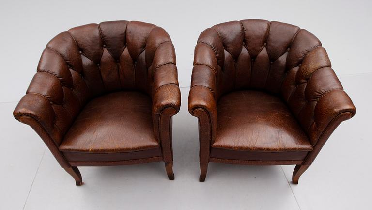 KLUBBFÅTÖLJER, 1 par, 1920-/30-tal.