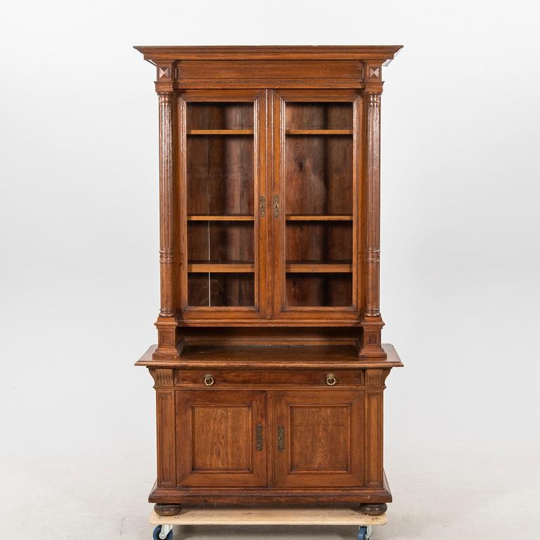 An oak bookcase around 1900.