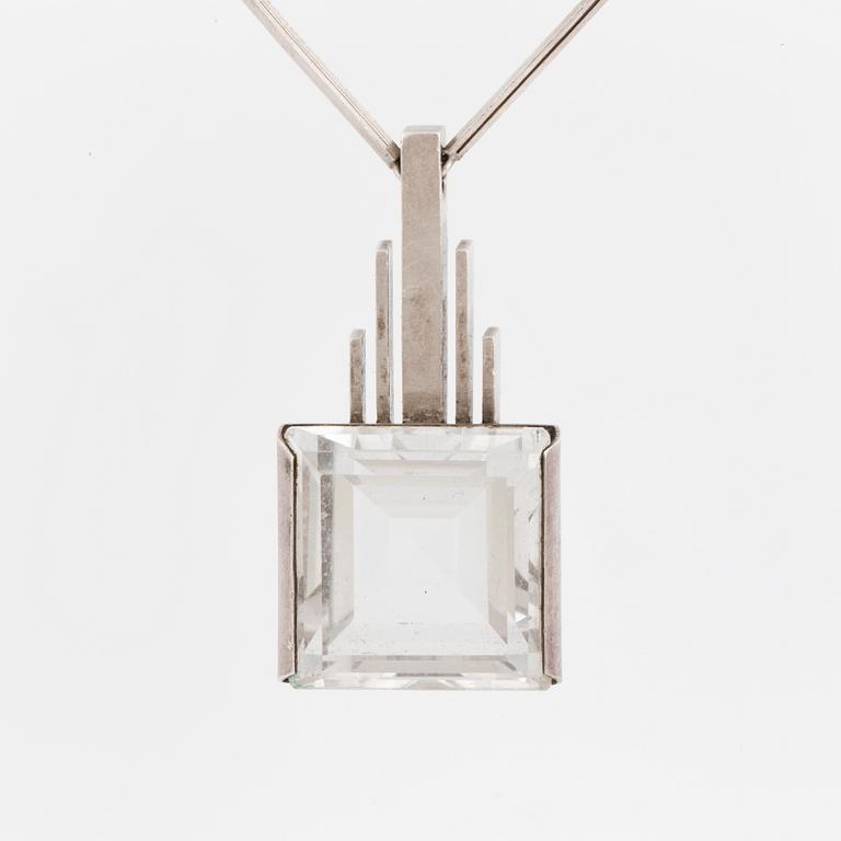 ATELJÉ STIGBERT,  Hänge med bergkristall.