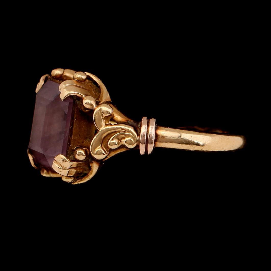 RING, 18K guld och ametist, svenska stämplar 1944. Total vikt ca 4 g.