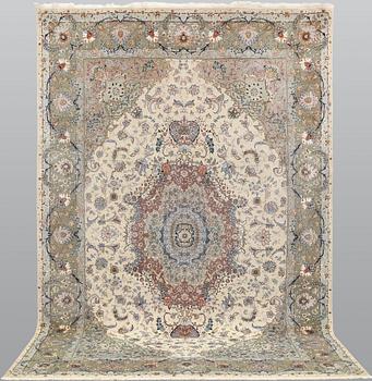 A Tabriz carpet, part silk, so-called 50 Raj, 300 x 197 cm.