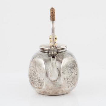 A Japanese Silver Teapot, mark of Hirata Shigemitsu, Meiji, early 20th Century.