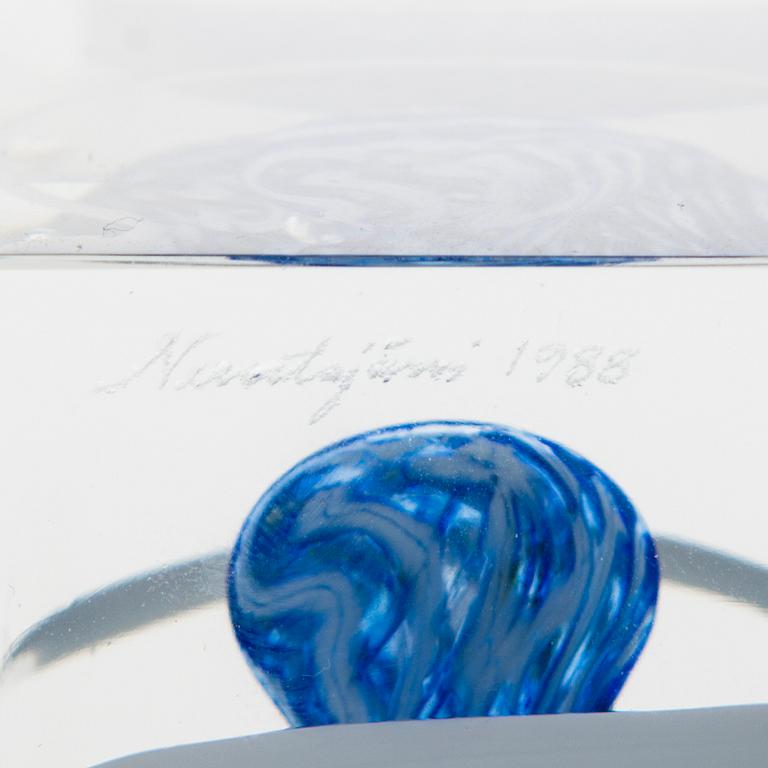 OIVA TOIKKA, an annual glass cube signed Oiva Toikka, Nuutajärvi 1988, numbered 142/2000.