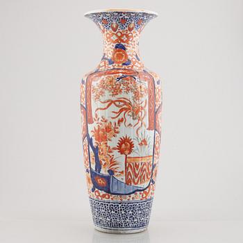 An Imari porcelain floor vase, Japan, early 20th century.