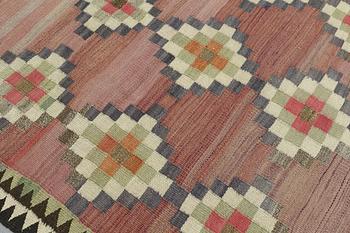 A persian kilim carpet, ca 295 x 158 cm.