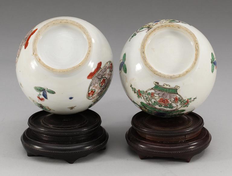 A pair of famille verte vases, Qing dynastin. Kangxi 1662-1722).